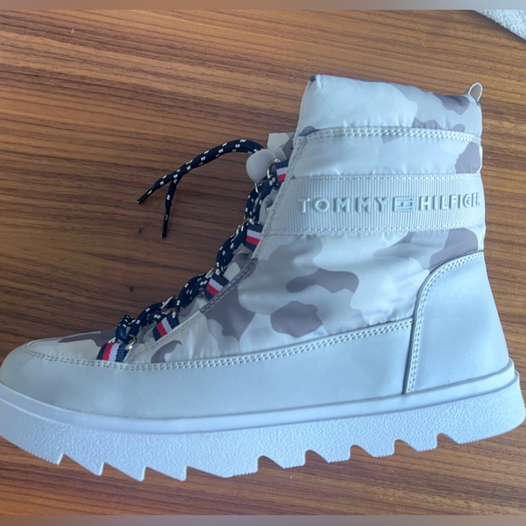 New Tommy Hilfiger Snow Boots for Woman. Size 7.5 - Picture 8 of 9
